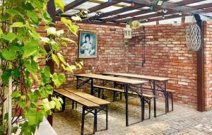 un muro di mattoni con tavoli e panche in un patio di Stunning Home In Prokowo With Sauna a Prokowo