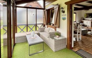 un soggiorno con un divano e un tavolo di Stunning Home In Prokowo With Sauna a Prokowo