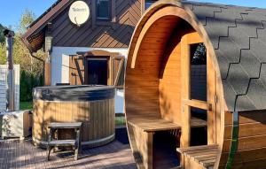 una sauna in legno con una panca accanto a una casa di Stunning Home In Prokowo With Sauna a Prokowo Altre 13 foto
