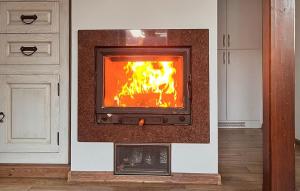 un camino nell'angolo di una stanza di Stunning Home In Prokowo With Sauna a Prokowo