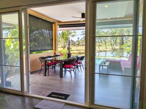 Κήπος έξω από το Ha Sip Ha Villa - by KohChangVillas