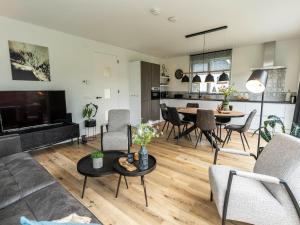 Kuchyň nebo kuchyňský kout v ubytování Pretty Holiday Home in De Koog Texel with Garden