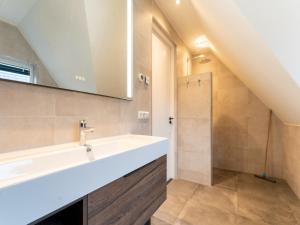 Koupelna v ubytování Pretty Holiday Home in De Koog Texel with Garden + 26 fotografií