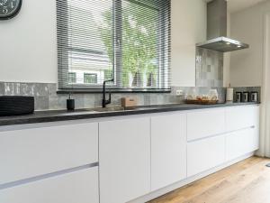 Kuchyň nebo kuchyňský kout v ubytování Pretty Holiday Home in De Koog Texel with Garden