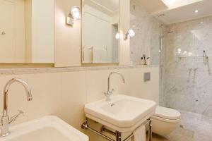 un bagno bianco con lavandino e WC di Bungalow Kloof a Città del Capo