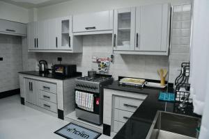 Η κουζίνα ή μικρή κουζίνα στο Araka Homes +49 φωτογραφίες