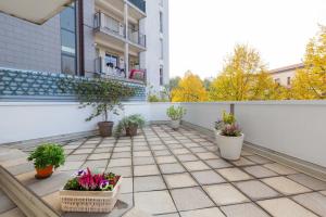 Un balcón con plantas en macetas en un edificio. en myhomEgallarate, en Gallarate