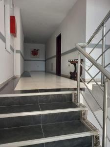 ein leeres Zimmer mit Treppe in einem Gebäude in der Unterkunft carshija in Struga