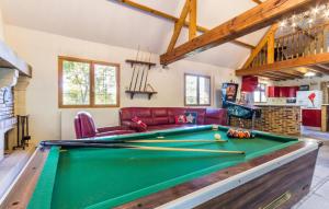Τραπέζι μπιλιάρδου στο Lovely Home In Acquigny With Private Swimming Pool, Can Be Inside Or Outside