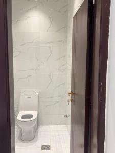 Ένα μπάνιο στο غرفة فندقية مع صالة ومطبخ دخول ذاتي