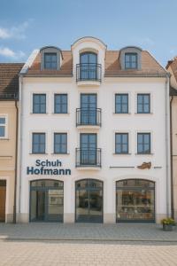 NiederdorlaStadt-Appartment Furth im Wald Drachenstich WLAN的一座挂着招牌的白色大楼 更多4张照片