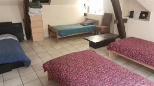 Zimmer mit 2 Betten in einem Zimmer in der Unterkunft Appartement spacieux et lumineux au centre ville in Tonnerre