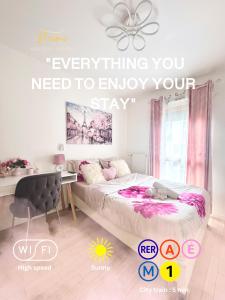 楠泰尔Paris La Défense Arena的一间卧室，里面有一张床和一个吊扇