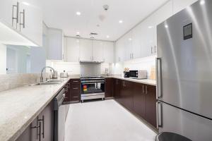 Η κουζίνα ή μικρή κουζίνα στο Spacious Lux 4 Bed with Large Balcony and Burj View by Vista Stays Dubai