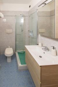 Un baño con lavabo, ducha e inodoro. en myhomEgallarate, en Gallarate