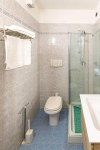 Un baño con inodoro y ducha de cristal. en myhomEgallarate, en Gallarate 28 fotos más