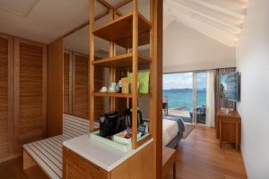 Μια τηλεόραση ή/και κέντρο ψυχαγωγίας στο RAAYA By Atmosphere - Premium All Inclusive with Free Transfers