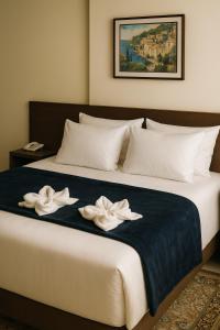 une chambre avec un lit avec deux serviettes dessus dans l'établissement Bahia Executivo Iguatemi Businees, à Salvador 7 autres photos