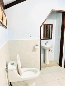 un bagno con un water e un lavandino di Jacking Horse Homestay a General Luna Altre 25 foto