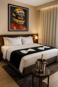 une chambre avec un grand lit et une affiche de voiture de course dans l'établissement Bahia Executivo Iguatemi Businees, à Salvador