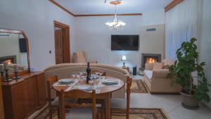 SarakinoíにあるRustic Houseのテーブルとソファのあるリビングルーム