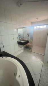 une salle de bains avec baignoire et aquarium dans une chambre dans l'établissement Caribe Palace Hotel Taguatinga, à Brasilia 28 autres photos