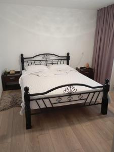 Un pat sau paturi într-o cameră la Casa Camelia