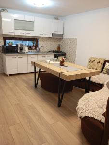 O bucătărie sau chicinetă la Casa Camelia