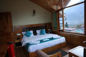 Ένα ή περισσότερα κρεβάτια σε δωμάτιο στο The Rohtang Chalet