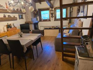 Posezení v ubytování La Casa di Giò -GALLIO CENTRO- + 8 fotografií