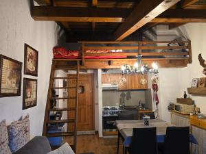 Kuchyň nebo kuchyňský kout v ubytování La Casa di Giò -GALLIO CENTRO-