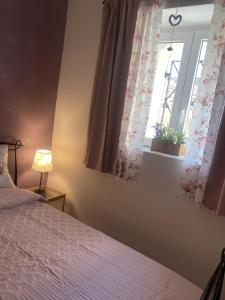 Ένα ή περισσότερα κρεβάτια σε δωμάτιο στο Laura's cottage