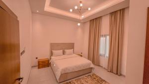 Postel nebo postele na pokoji v ubytování شالية الرياحين