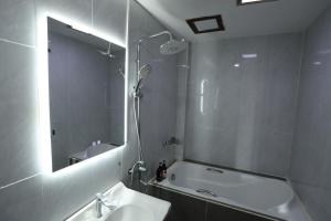 Ένα μπάνιο στο Villa Sengchalern