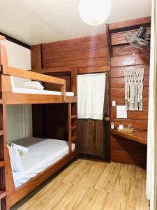 Camera con 2 letti a castello e una parete in legno. di Jacking Horse Homestay a General Luna