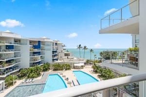 Bazén v ubytování Coastal Escape - 2BR plus Pool and Spa nebo v jeho okolí