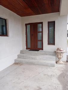 Fațada sau intrarea în Casa Camelia +11 fotografii