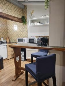 una cucina con un tavolo e due sedie blu di Studio chez Eve et Momo a Ingwiller