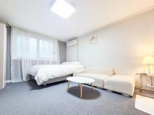 Postel nebo postele na pokoji v ubytování White Tree