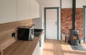 una cocina con microondas y estufa en Amazing Home In Prokowo With Wifi, en Prokowo