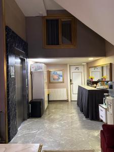 una cucina con un frigorifero e un tavolo di RHYTHM HOTEL a Istanbul