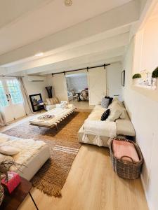 Una cama o camas en una habitación de Marley's at Boma - 2 bedroom home