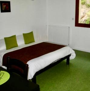 Bett in einem Zimmer mit grünem Boden in der Unterkunft Adrechas Mercantour in La Colmiane + 37 Fotos