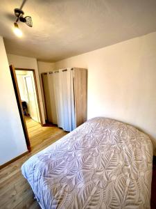 a bedroom with a bed and a door to a closet at Charmant appart climatisé in Draguignan