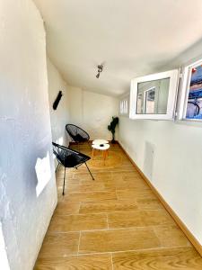 an empty room with a table and a chair at Charmant appart climatisé in Draguignan