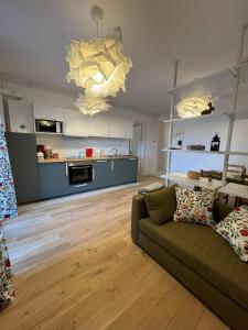 a living room with a couch and a kitchen at Central monarch 1 P&P Residence in Timişoara