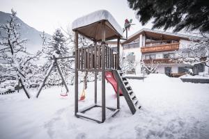 加伊斯Ferienwohnung Eder的房屋前的雪地游乐场