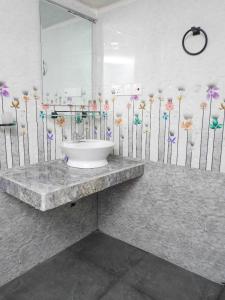 Et badeværelse på Vintage Grove Weligama + 39 billeder