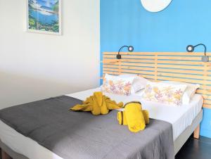 Ένα ή περισσότερα κρεβάτια σε δωμάτιο στο Studio Bleu Cozy - cocon pour 2 à Saint-Gilles