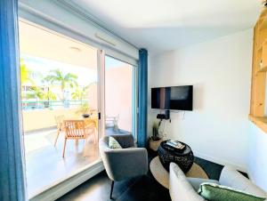 Μια τηλεόραση ή/και κέντρο ψυχαγωγίας στο Studio Bleu Cozy - cocon pour 2 à Saint-Gilles